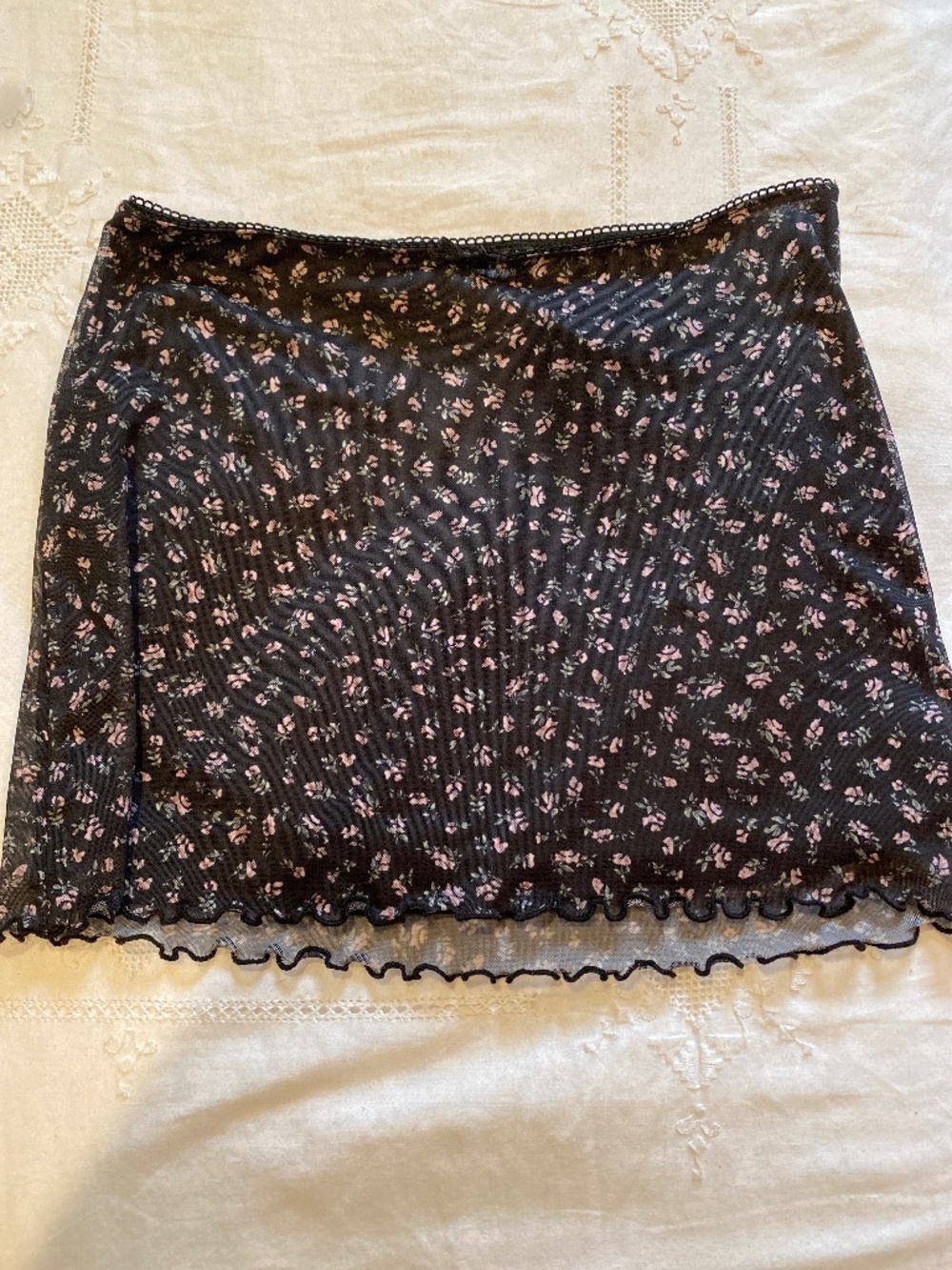 BLACK FLORAL MINI SKIRT LETTUCE CUT BOTTOM